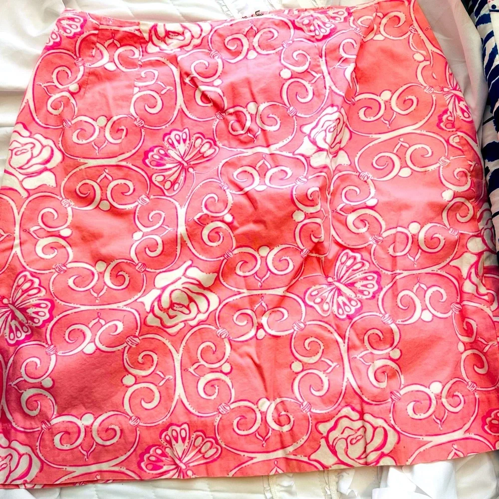 Lilly Pulitzer pink mini skirt with‎ lining size 6. Stylish and cute